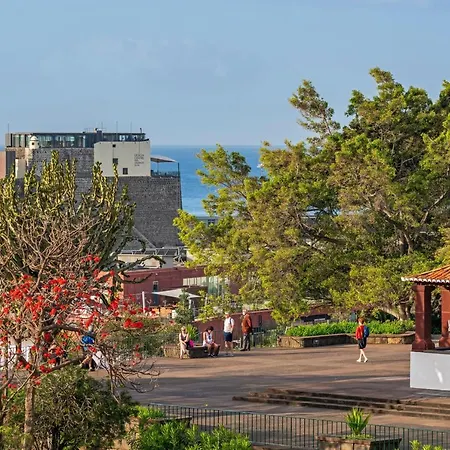 アパート The Boats By An Island *